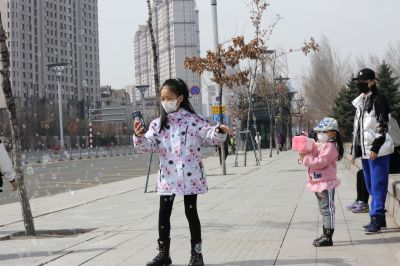 吹泡泡的小女孩