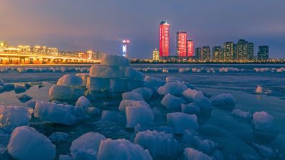 多彩残冰