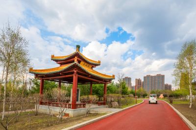中国亭园花红柳绿春正好