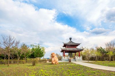 中国亭园花红柳绿春正好