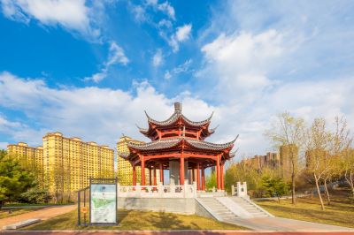 中国亭园花红柳绿春正好
