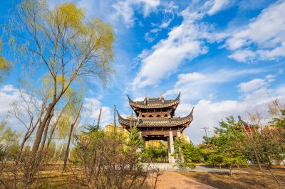 中国亭园花红柳绿春正好