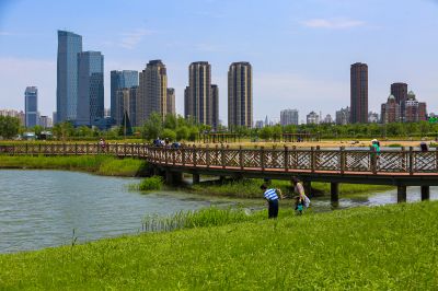 群力外滩游玩市民