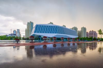 雨中的哈尔滨音乐厅广场
