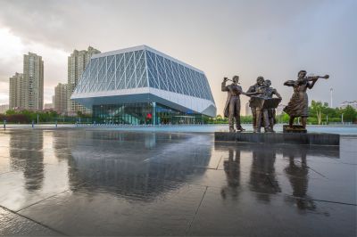 雨中的哈尔滨音乐厅广场