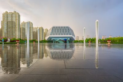 雨中的哈尔滨音乐厅广场