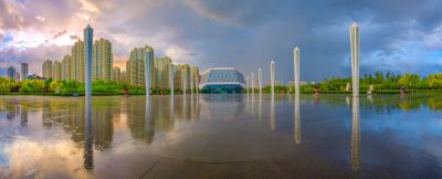 雨中的哈尔滨音乐厅广场