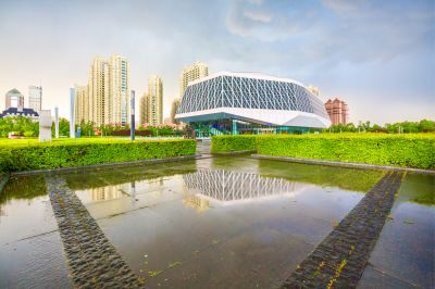 雨中的哈尔滨音乐厅广场