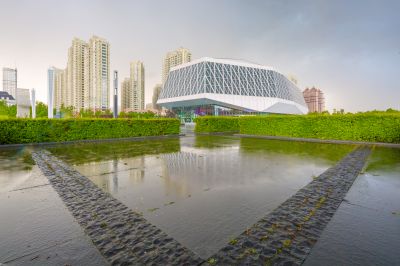 雨中的哈尔滨音乐厅广场