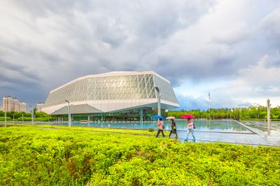 雨中的哈尔滨音乐厅广场