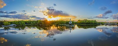 夏季太阳岛太阳湖天鹅雕塑晚霞