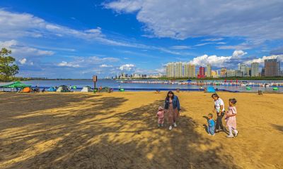 江畔夏日沙滩浴场