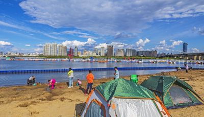 江畔夏日沙滩浴场