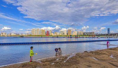 江畔夏日沙滩浴场
