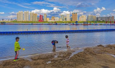江畔夏日沙滩浴场