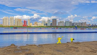 江畔夏日沙滩浴场