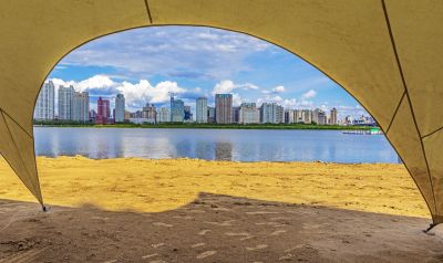 江畔夏日沙滩浴场
