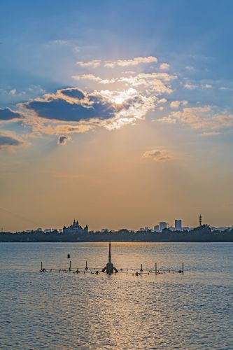 江畔夕阳