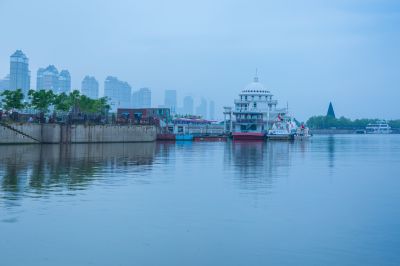 烟雨群力外滩江畔风景