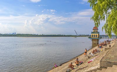 夏日松花江畔避暑纳凉的市民