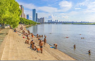 夏日松花江畔避暑纳凉的市民