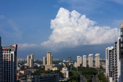 城市上空的云
