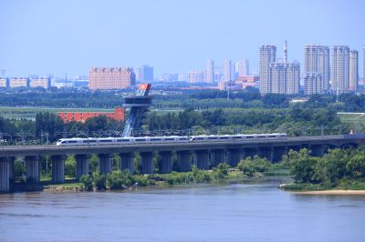 高铁经过松花江铁路大桥