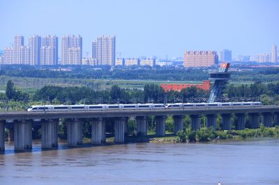 高铁经过松花江铁路大桥