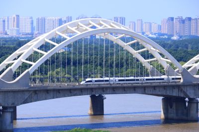 高铁经过松花江铁路大桥