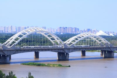 高铁经过松花江铁路大桥