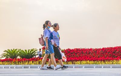 斯大林公园江畔游人