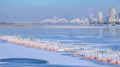 公路大桥上拍摄雪后江南景色