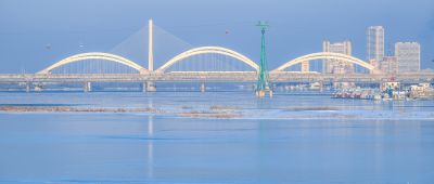 公路大桥上拍摄雪后江南景色