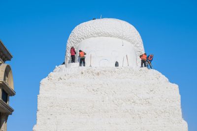 建设中的音乐长廊大雪人