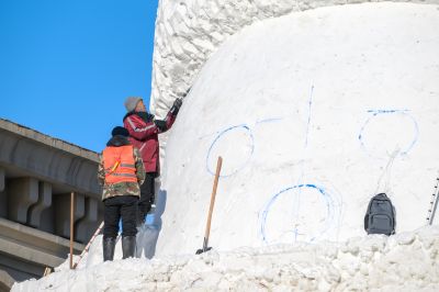 建设中的音乐长廊大雪人