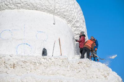 建设中的音乐长廊大雪人