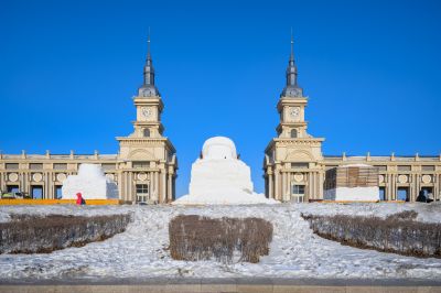 建设中的音乐长廊大雪人