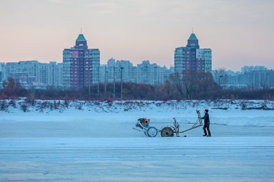 冰雪大世界江上采冰照片2