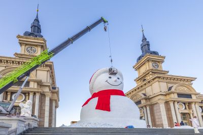 建设中的音乐公园大雪人制作中