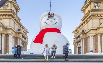 建设中的音乐公园大雪人制作中