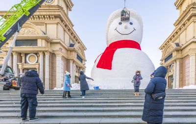建设中的音乐公园大雪人制作中