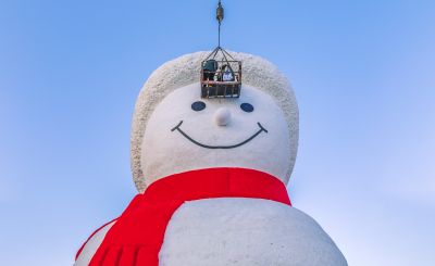 建设中的音乐公园大雪人制作中