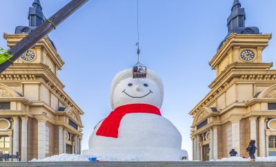 建设中的音乐公园大雪人制作中