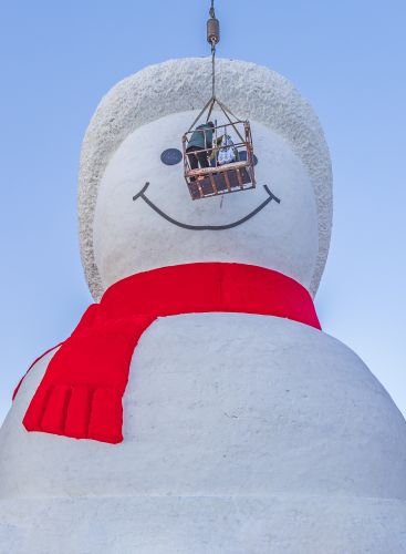 建设中的音乐公园大雪人制作中