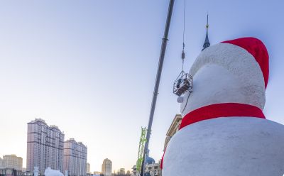 建设中的音乐公园大雪人制作中