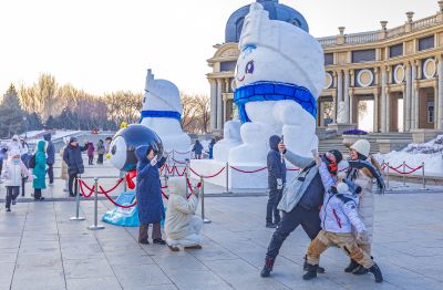 游人云集音乐公园大雪人