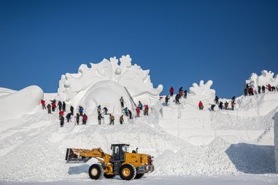 哈尔滨太阳岛巨型雪雕制作中