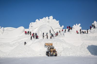 哈尔滨太阳岛巨型雪雕制作中