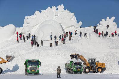 哈尔滨太阳岛巨型雪雕制作中