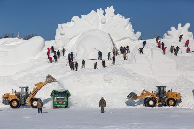 哈尔滨太阳岛巨型雪雕制作中